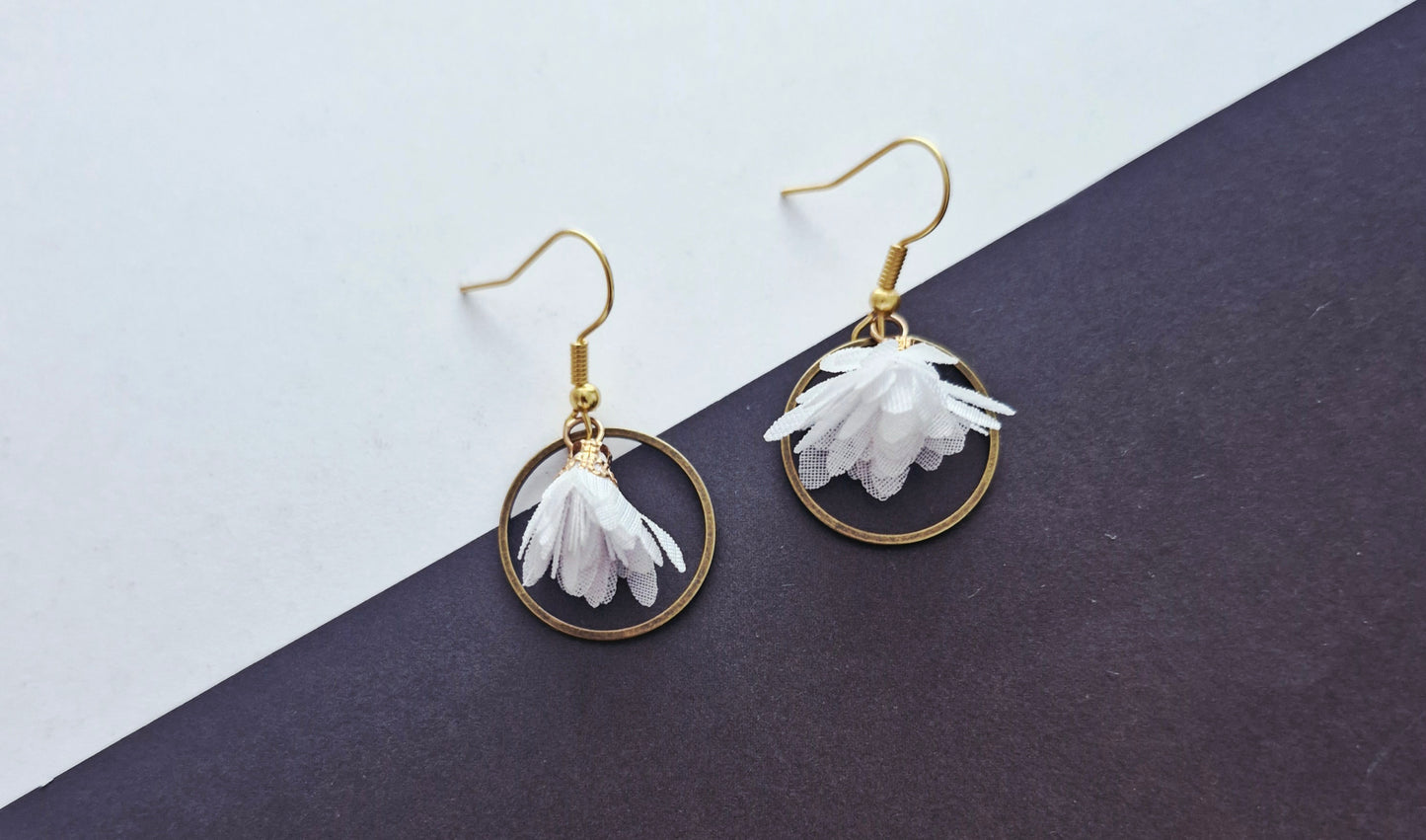 Boucles d'oreilles fleurs blanches, Acier or