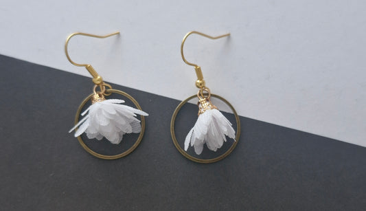 Boucles d'oreilles fleurs blanches, Acier or