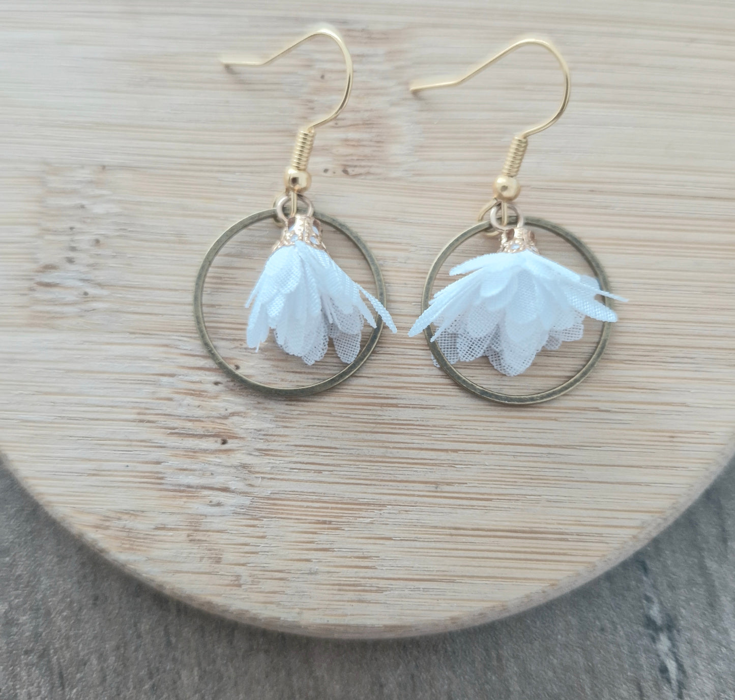 Boucles d'oreilles fleurs blanches, Acier or