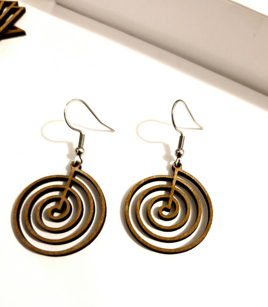 Boucles d'oreilles ajourées en bois et teinture naturelle au brou de noix