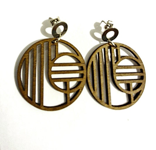 Boucles d'oreilles rondes et ajourées en bois avec teinture naturelle au brou de noix