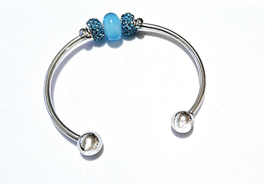 Bracelet jonc ouvert et perles bleues