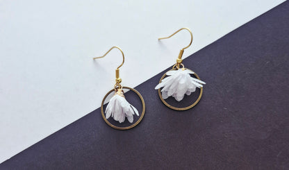 Boucles d'oreilles fleurs blanches, Acier or