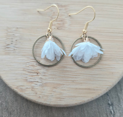 Boucles d'oreilles fleurs blanches, Acier or