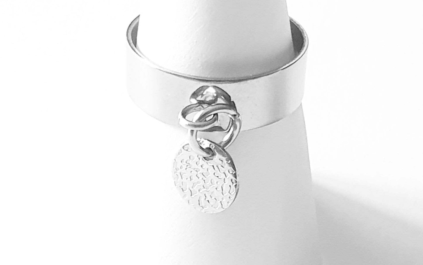Bague pampille ronde martelée